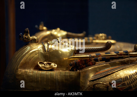 Canopes doré de culte qui a été trouvé dans la salle du trésor de Pharaon, roi Tutankhamuns tombe le Musée égyptien Le Caire Egypte Banque D'Images