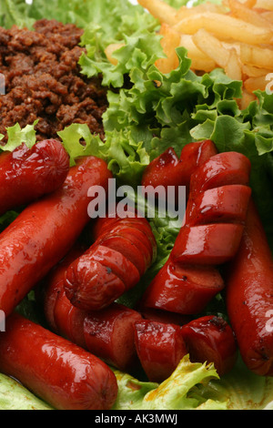 Saucisses rôties avec frites de boeuf viande de piment salade verte un fast food sur une table au-dessus de personne plein fond personne aucune verticale haute résolution Banque D'Images