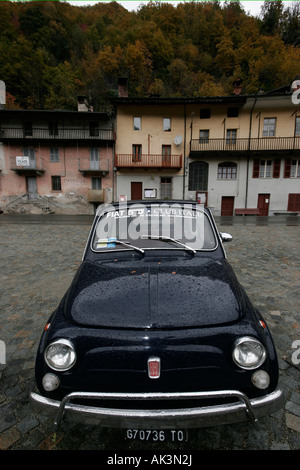 Old Fiat 500 garé dans Val Germanasca, Italie Banque D'Images