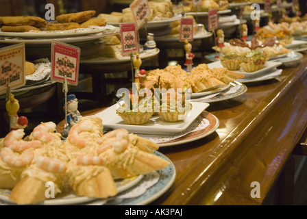 Une sélection de pintxos, tapas, ou dans un bar de San Sebastian's Old Town, sur la Côte Basque. Banque D'Images