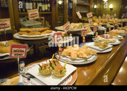 Une sélection de pintxos, tapas, ou dans un bar de San Sebastian's Old Town, sur la Côte Basque. Banque D'Images