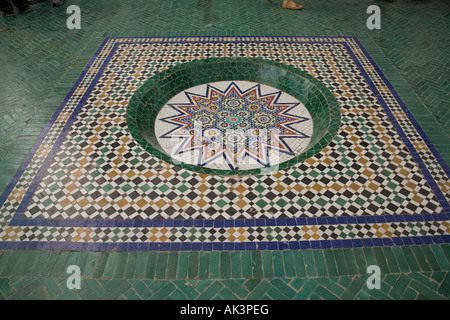 Fontaine dans la cour centrale du Musée de Marrakech qui se trouve dans un bâtiment restauré du xixe siècle Riad Maroc. Banque D'Images