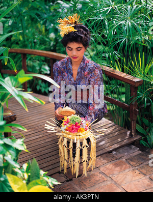 L'INDONÉSIE, Bali, femme en vêtements traditionnels, floral, temple Banque D'Images