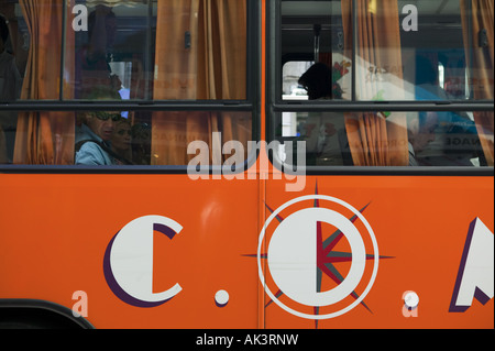 Un homme regarde par la fenêtre d'un bus de la ville d'orange, Montevideo, Uruguay, Amérique du Sud Banque D'Images