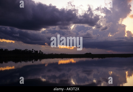 Ciel coucher de soleil avec la réflexion sur l'Ibera lake/lagon. Ibera Réserver, Corrientes, Argentine Banque D'Images