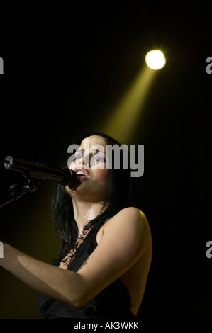 Andrea Corr de Mylène Farmer en concert à la Manchester Evening News Arena Manchester, Angleterre Banque D'Images