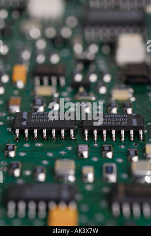 Close up de puces sur un circuit intégré d'ordinateur imprimée Banque D'Images