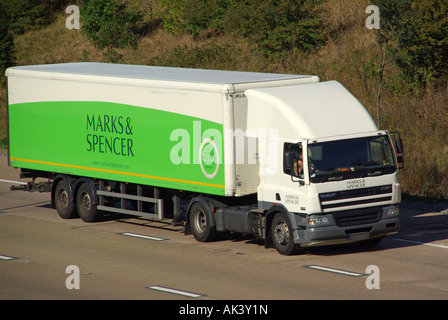 Autoroute M25 magasin Marks and Spencer camion livraison Banque D'Images