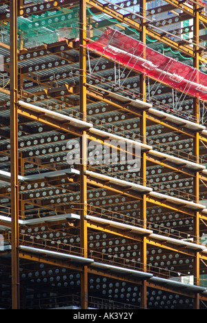 London Docklands nouveau immeuble de bureaux à ossature d'acier montrant un large usage de la crénelure de découper des poutres en acier Banque D'Images