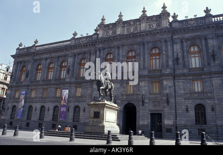 El Caballito une statue du roi Carlos IV d'Espagne et du Museo Nacional de Arte ou Musée National d'art, la ville de Mexico Banque D'Images