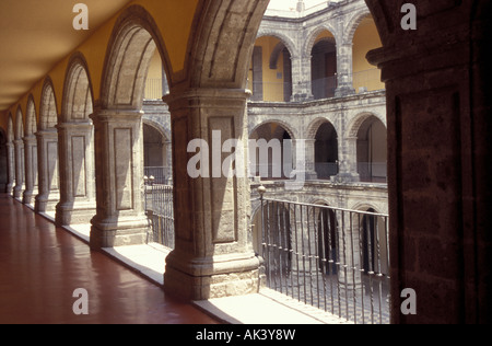 Arches dans l'Antiguo Colegio de San Ildefonso, un ancien collège jésuite dans le Centro Historico, Mexico Banque D'Images