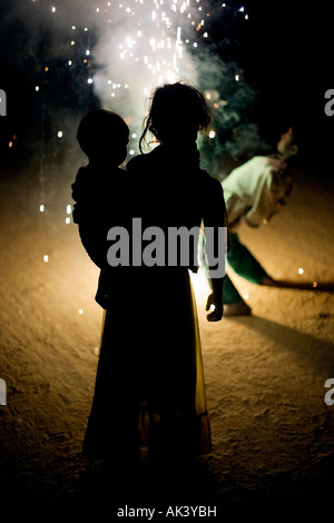 Les enfants indiens jouant autour d'un feu d'artifice Banque D'Images