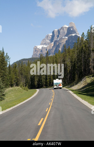 Castle Mountain domine un tronçon de la Bow Valley Parkway au nord de Banff, Alberta, Canada Banque D'Images