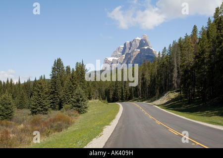 Castle Mountain domine un tronçon de la Bow Valley Parkway au nord de Banff, Alberta, Canada Banque D'Images