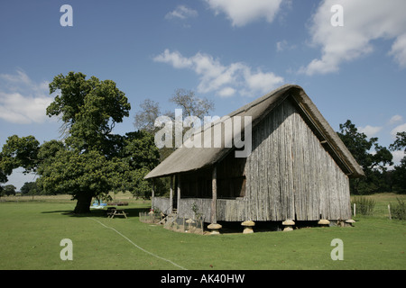 Le pavillon de cricket en bois de chaume situé sur staddle pierres dans le village de Cotswold Stanway Banque D'Images