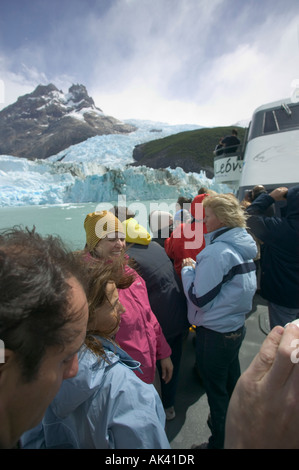 Les gens à bord d'un ferry en face du glacier Spegazzini lac Argentino Parc National Los Glaciares en Patagonie argentine Banque D'Images