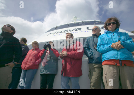 Les gens à bord d'un ferry en face du glacier Spegazzini lac Argentino Parc National Los Glaciares en Patagonie argentine Banque D'Images