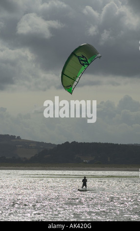 Kiteboarding dans l'embouchure de la rivière Exe Grande-bretagne Devon Exmouth Banque D'Images