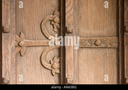 Sur charnière de porte à porte en chêne antique Banque D'Images