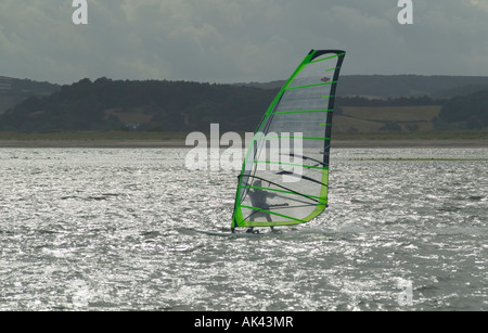 Planche à voile sur l'estuaire de la rivière Exe Grande-bretagne Devon Exmouth Banque D'Images