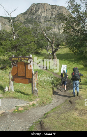 Le début dans El Chalten d'un sentier jusqu'au pied du FitzRoy Mte Parc National Los Glaciares en Patagonie argentine Banque D'Images