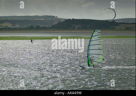 Planche à voile et kitesurf sur l'estuaire de la rivière Exe Grande-bretagne Devon Exmouth Banque D'Images