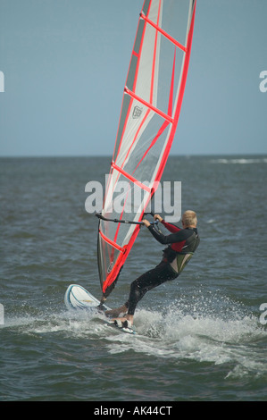 Planche à voile dans l'embouchure de la rivière Exe Grande-bretagne Devon Exmouth Banque D'Images