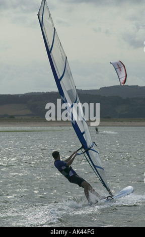 Planche à voile dans l'estuaire de la rivière Exe Grande-bretagne Devon Exmouth Banque D'Images