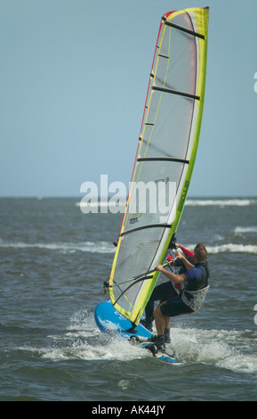 Planche à voile dans l'embouchure de la rivière Exe Grande-bretagne Devon Exmouth Banque D'Images