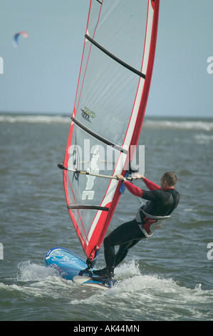 Planche à voile dans l'embouchure de la rivière Exe Grande-bretagne Devon Exmouth Banque D'Images