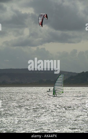 Planche à voile et kitesurf sur l'estuaire de la rivière Exe Grande-bretagne Devon Exmouth Banque D'Images