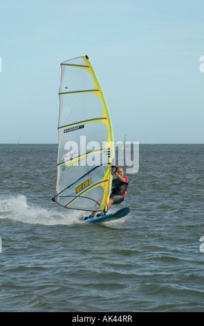 Planche à voile dans l'embouchure de la rivière Exe Grande-bretagne Devon Exmouth Banque D'Images