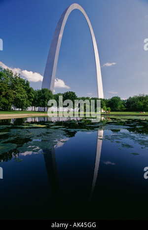 Gateway Arch reflet dans l étang à Jefferson National Expansion Memorial Park St Louis Missouri Banque D'Images
