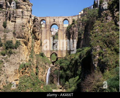 Puente Nuevo Le nouveau pont sur la gorge El Tajo et la rivière entre rio Guadalevin cité médiévale et ville du 18ème siècle Vue de dessous Banque D'Images