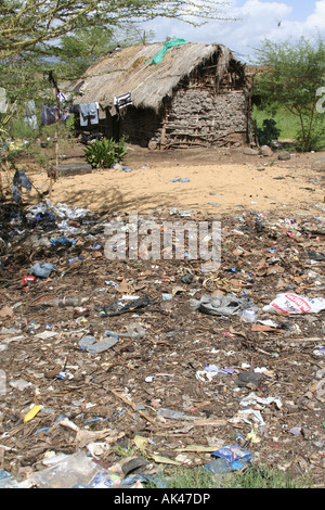 Jeter les ordures et les déchets rejetés après une forte pluie à l'extérieur de maison à mmsur Wa Mbu, Tanzanie, Afrique de l'Est Banque D'Images