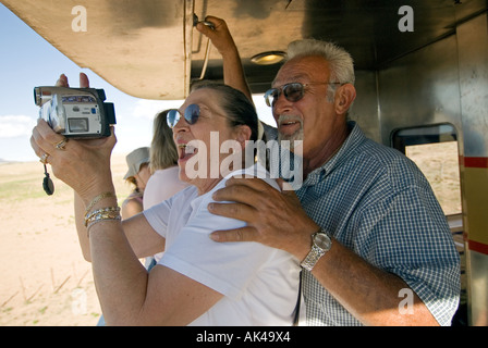 ARIZONA GRAND CANYON RAILROAD Mature couple taking pictures from open air train wagon Banque D'Images