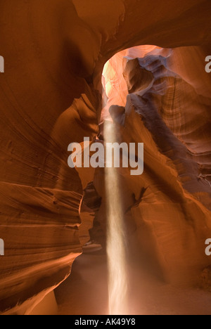 ARIZONA ANTELOPE CANYON SOUS UN RAYON DE SOLEIL contre un mur de grès coloré lumineux PAGE FORMATIONS AZ DU NORD Banque D'Images