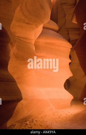 ARIZONA Antelope Canyon fente rayonnante du soleil contre le mur de grès colorés PAGE FORMATIONS AZ DU NORD Banque D'Images
