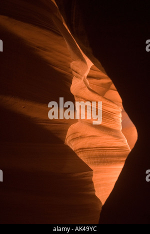 ARIZONA Antelope Canyon fente rayonnante du soleil contre le mur de grès colorés PAGE FORMATIONS AZ DU NORD Banque D'Images