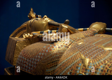 Canopes doré de culte qui a été trouvé dans la salle du trésor de Pharaon, roi Tutankhamuns tombe le Musée égyptien Le Caire Egypte Banque D'Images