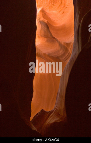 ARIZONA Antelope Canyon fente rayonnante du soleil contre le mur de grès MAGNIFIQUE PAGE FORMATIONS AZ DU NORD Banque D'Images