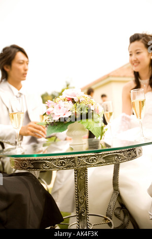 Couple s'amusant à leur réception de mariage Banque D'Images