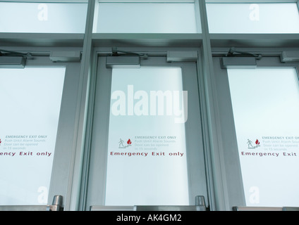 Ouvrir les portes de secours dans l'aéroport, low angle view Banque D'Images