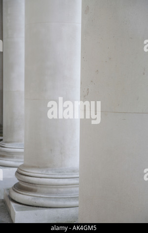 Les colonnes de pierre blanche au musée Fitzwilliam 'piliers' Trumpington Street, Cambridge. Banque D'Images