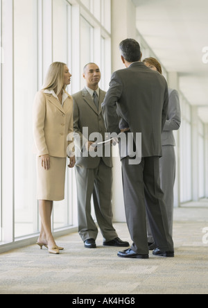 En parlant de la direction du corridor de Banque D'Images