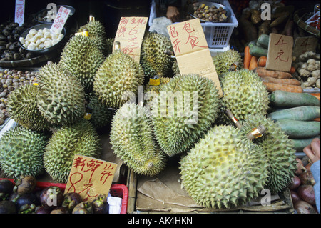 Fruits Durian sur un étal de fruits du marché de remise en état de la Chine Hong Kong Banque D'Images