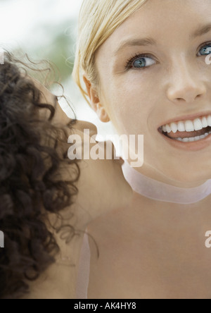 Flower Girl kissing bride Banque D'Images