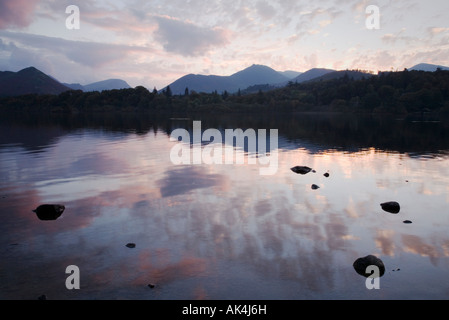 Coucher du soleil reflétée dans les eaux calmes de Derwentwater dans le Lake District Banque D'Images