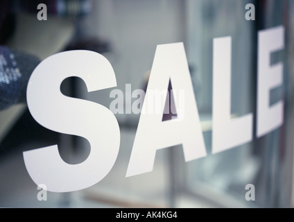 Vente sign in shop window Banque D'Images