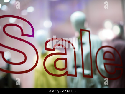 Vente sign in shop window Banque D'Images